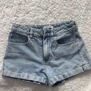 Pacsun 💙Daisy Embroidered Light Wash Denim Shorts Size 23